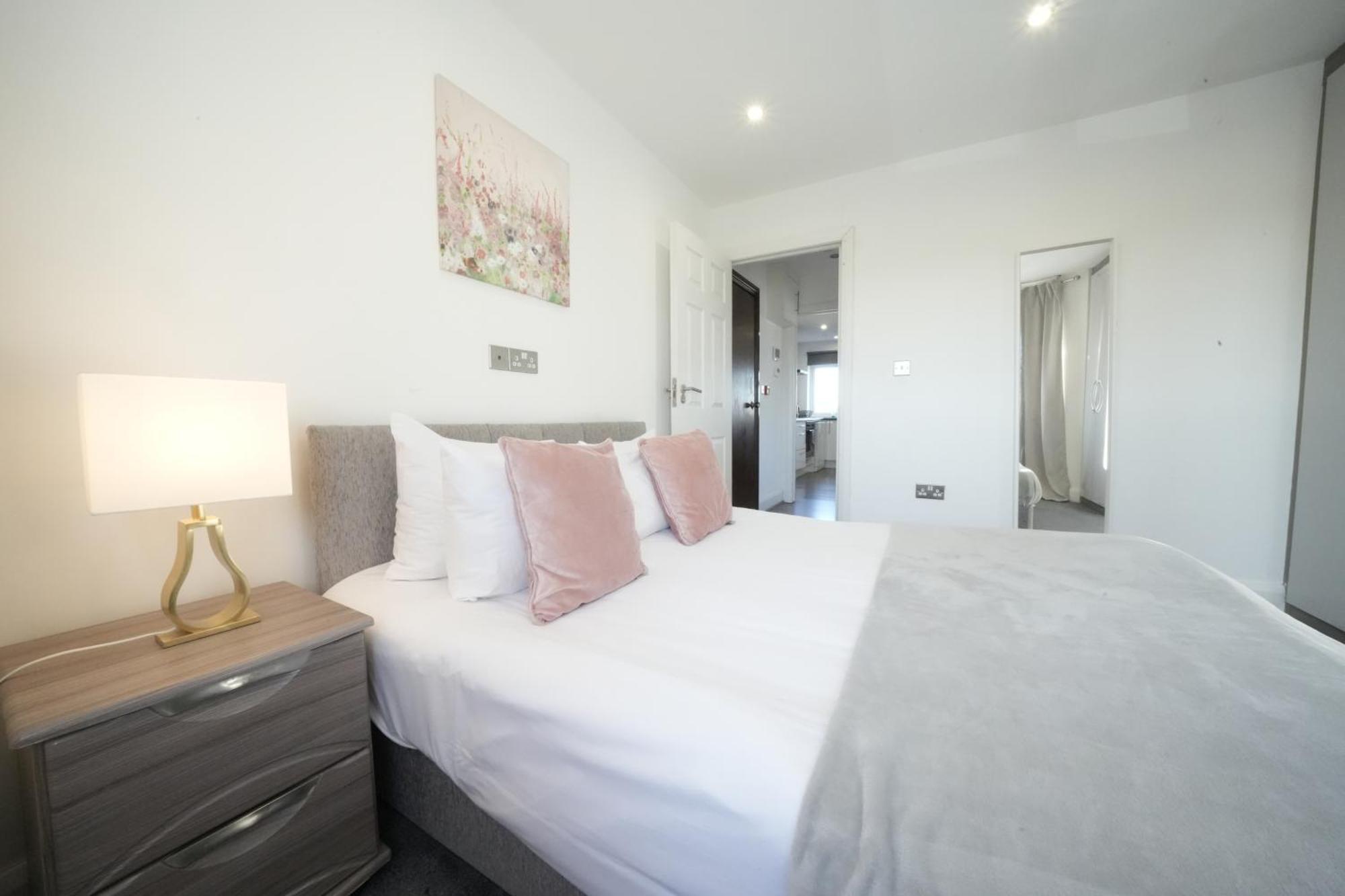 Hatton Apartments Heathrow Airport- Free Parking-Free Underground To And From Heathrow Airport Hatton Cross See Picture-See London Fast Hatton Cross To Central London 30Min Exterior foto